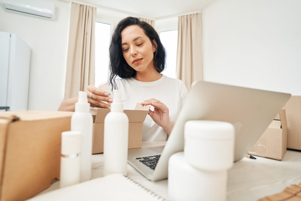Donna che vende cosmetici online, dropshipping di cosmetici
